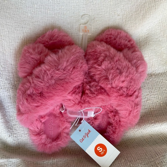 Cat&Jack NWT fuzzy faux Vibrant Pink fur criss cross slipper size Small … - Picture 5 of 5